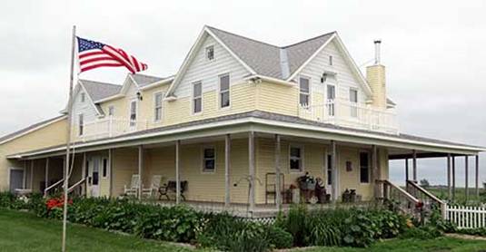 House on the Hill Bed &amp; Breakfast - Elwood, NE 800-528-9250